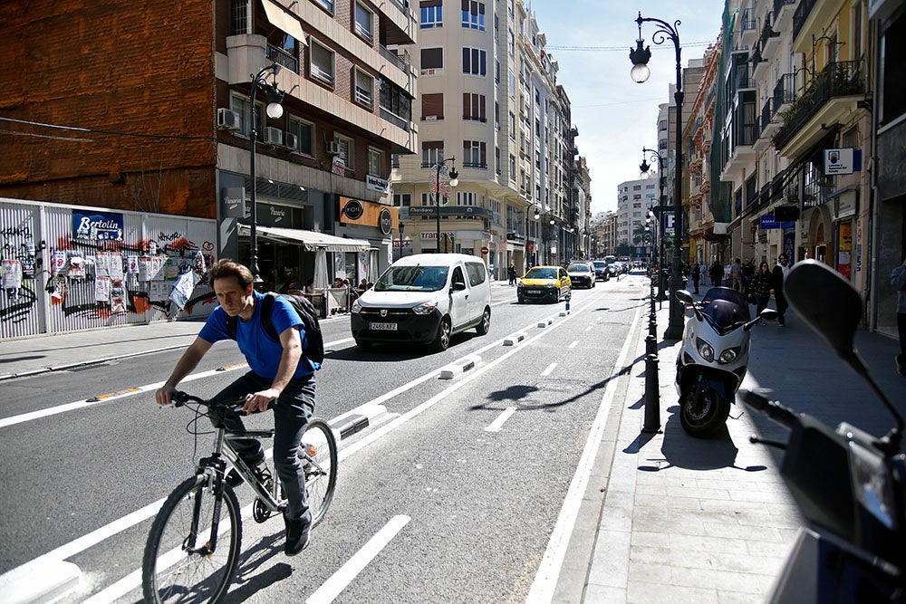 Els patinets i bicicletes que superen els 10 quilòmetres per hora no podran circular per la vorera. / DANIEL GARCIA-SALA