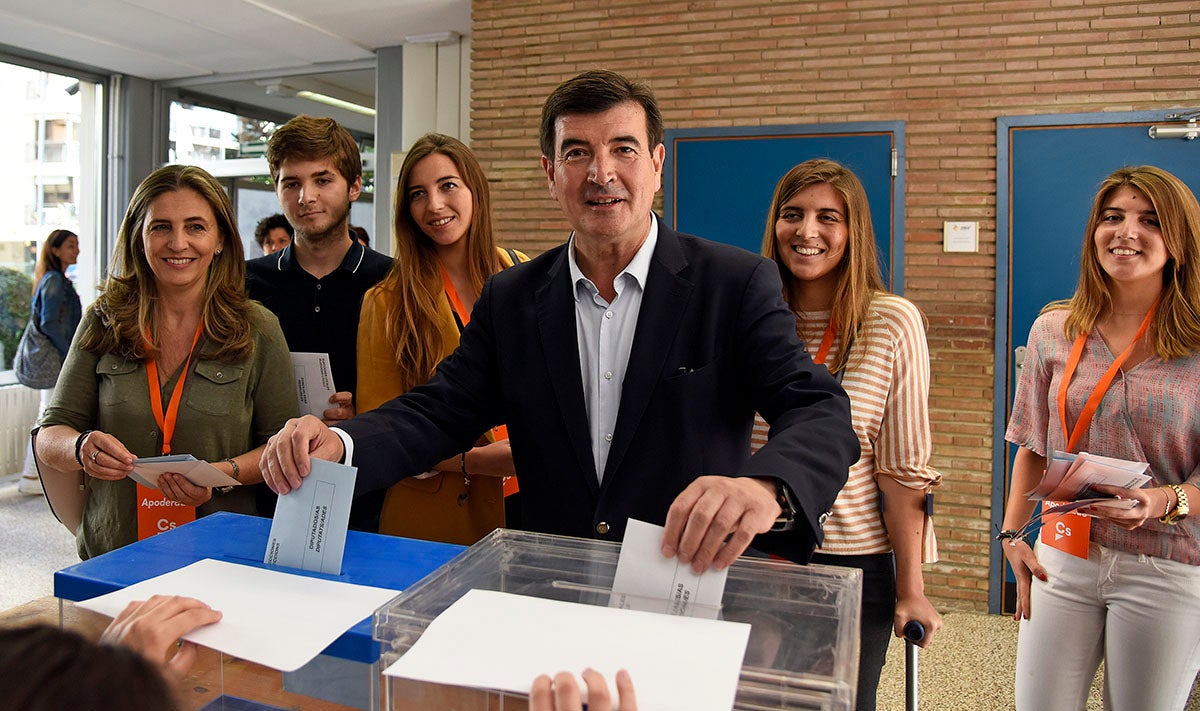 El candidat de Ciutadans, Fernando Giner, ha votat aquest diumenge acompanyat de la seua família. / DANIEL GARCÍA-SALA