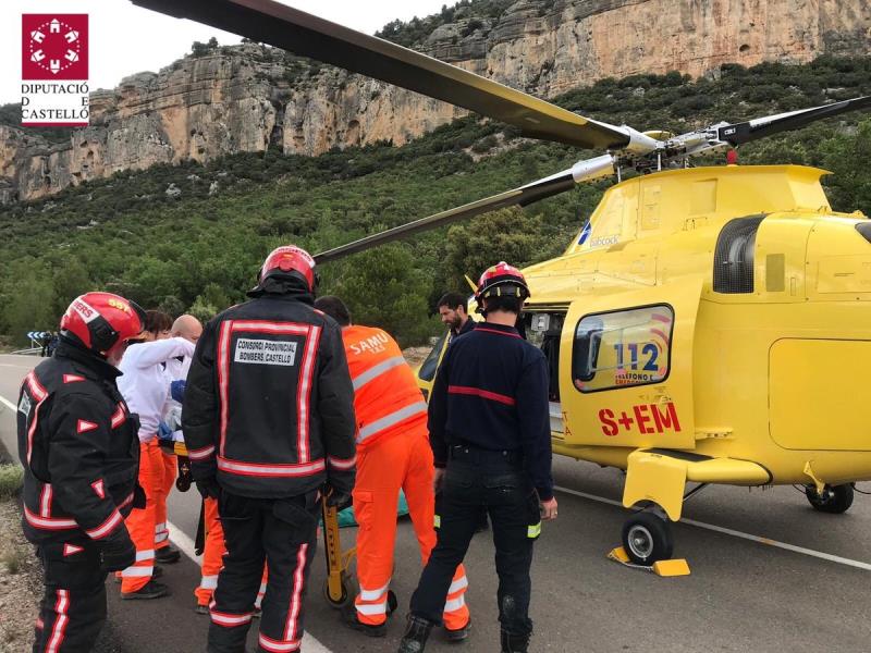 Al Forcall, el motorista ha quedat atrapat en un col·lector fluvial de la cuneta de la carretera i ha sigut rescatat per bombers dels parcs del Baix Maestrat i els Ports. / CEDIDA PELS BOMBERS DE CASTELLÓ