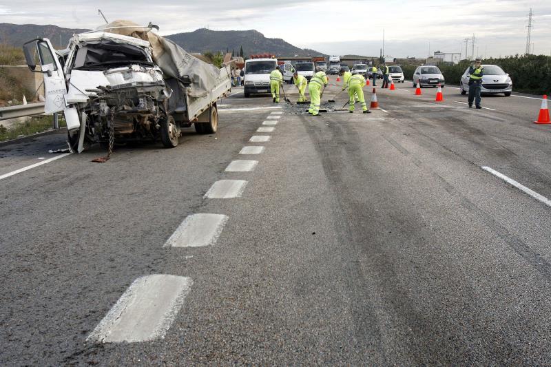 L'accident i la retenció ha afectat la CV-35 en els enllaços amb el 'bypass', que també ha patit retencions. Imatge d'arxiu. / EFE