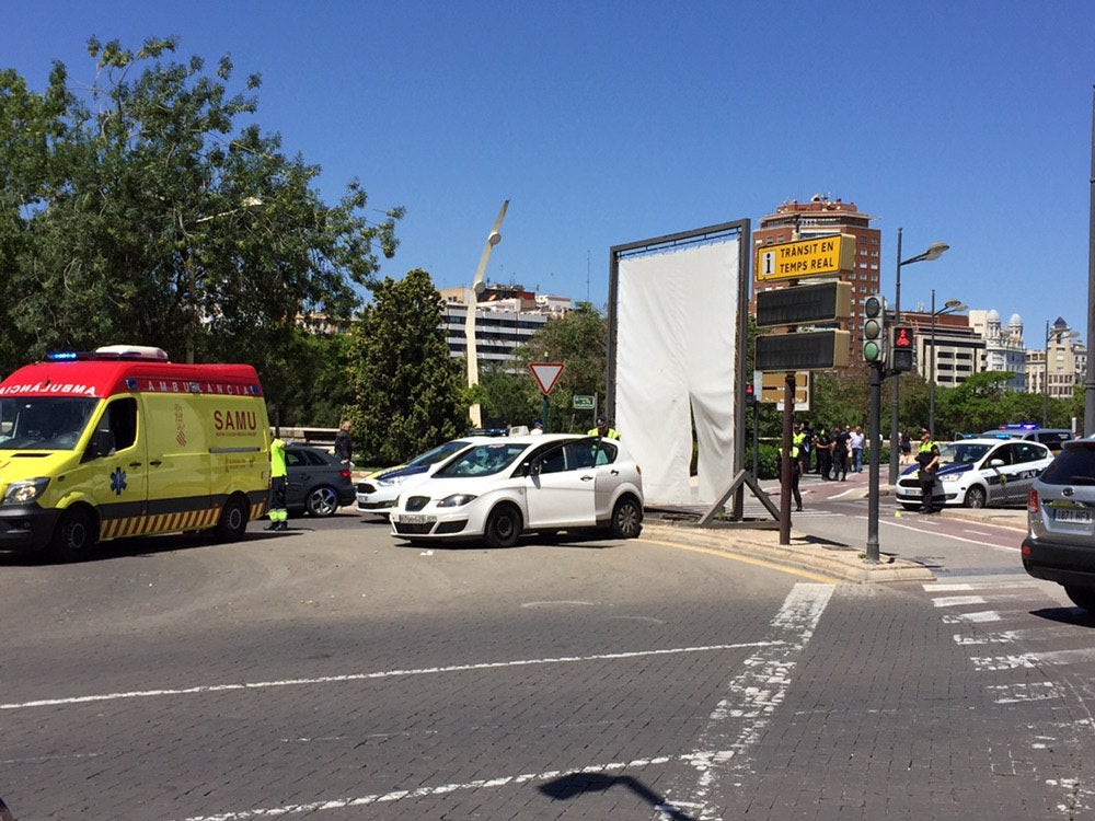 L'accident es va produir aquest dimecres al voltant de les 12.40 hores. Com a conseqüència d'aquest succés, tres joves d'entre 22 i 23 anys van ser traslladades a l'Hospital Clínic. / DLV