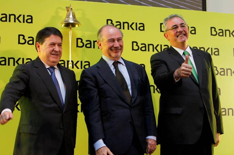 El rang de preu que s'oferia en el fullet per al debut borsari de Bankia era de 4 i 5 euros –finalment va eixir a 3,75 euros–, mentre que el valor comptable era de 15 euros. / EFE