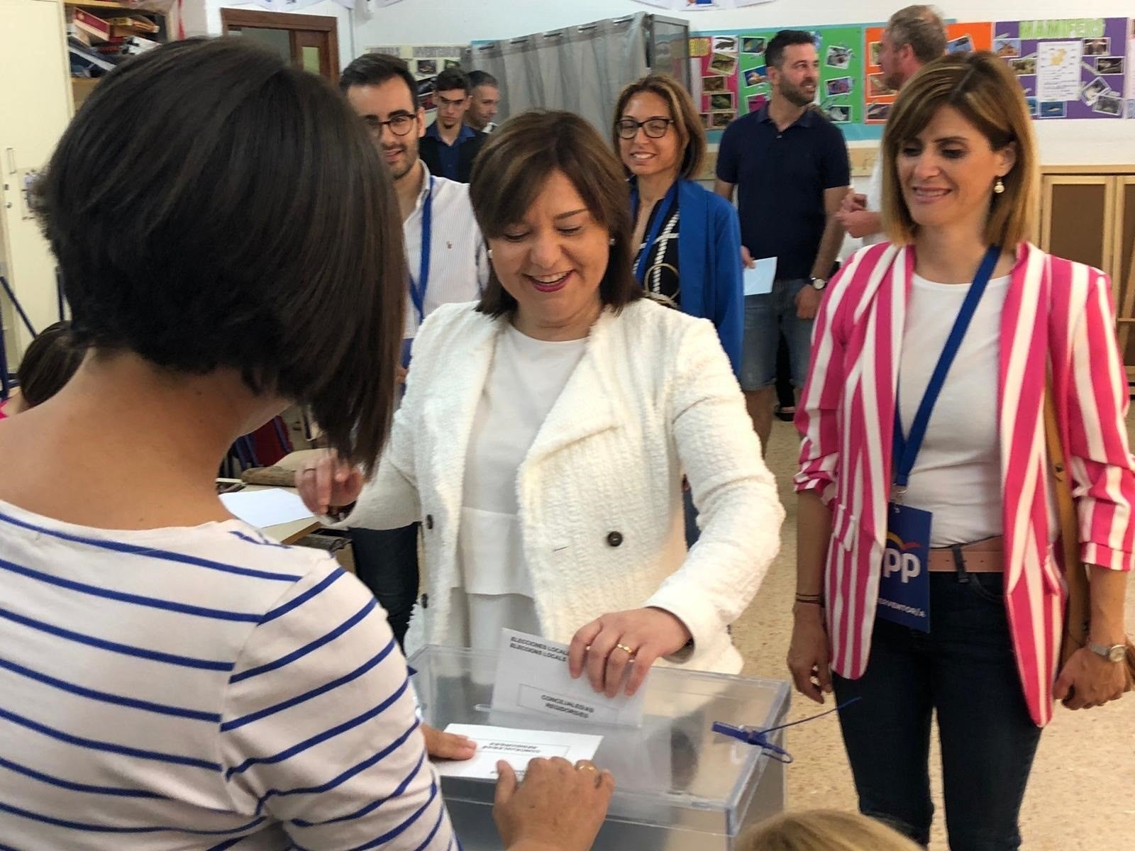 Isabel Bonig vota al seu col·legi electoral de la Vall d'Uixó. / EUROPA PRESS