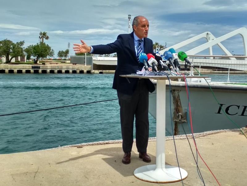 Francisco Camps ha convocat una roda de premsa en plena dàrsena del port de València, amb el canal d'entrada a la seua esquena, per a defensar les inversions fetes durant el seu mandat per a eixe circuit urbà. / EFE