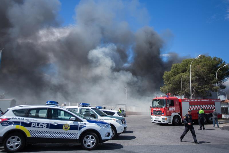 L'incendi està ocasionant un fum negre i tòxic que es propaga ràpidament pel vent, encara que la seua evolució és favorable. / EFE