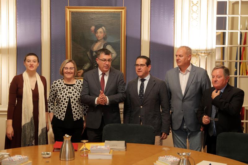 El president de les Corts, Enric Morera, amb la resta de components de la Mesa de les Corts en la primera reunió. / EFE