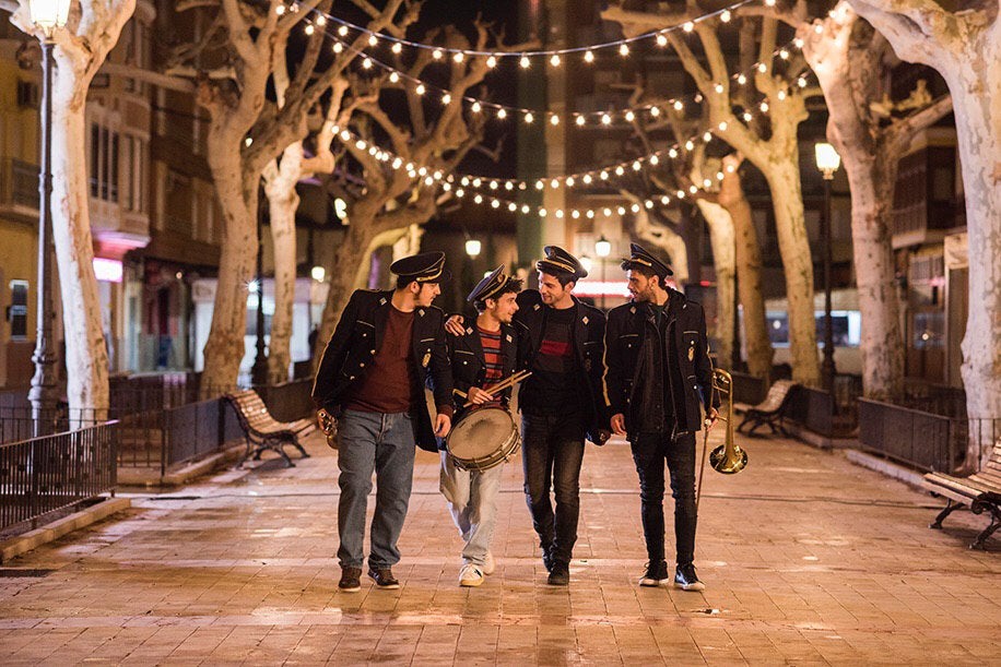 El film aborda les dificultats que viuen els joves quan retornen al seu poble després d'haver emigrat a l'estranger. / CINEMA JOVE 