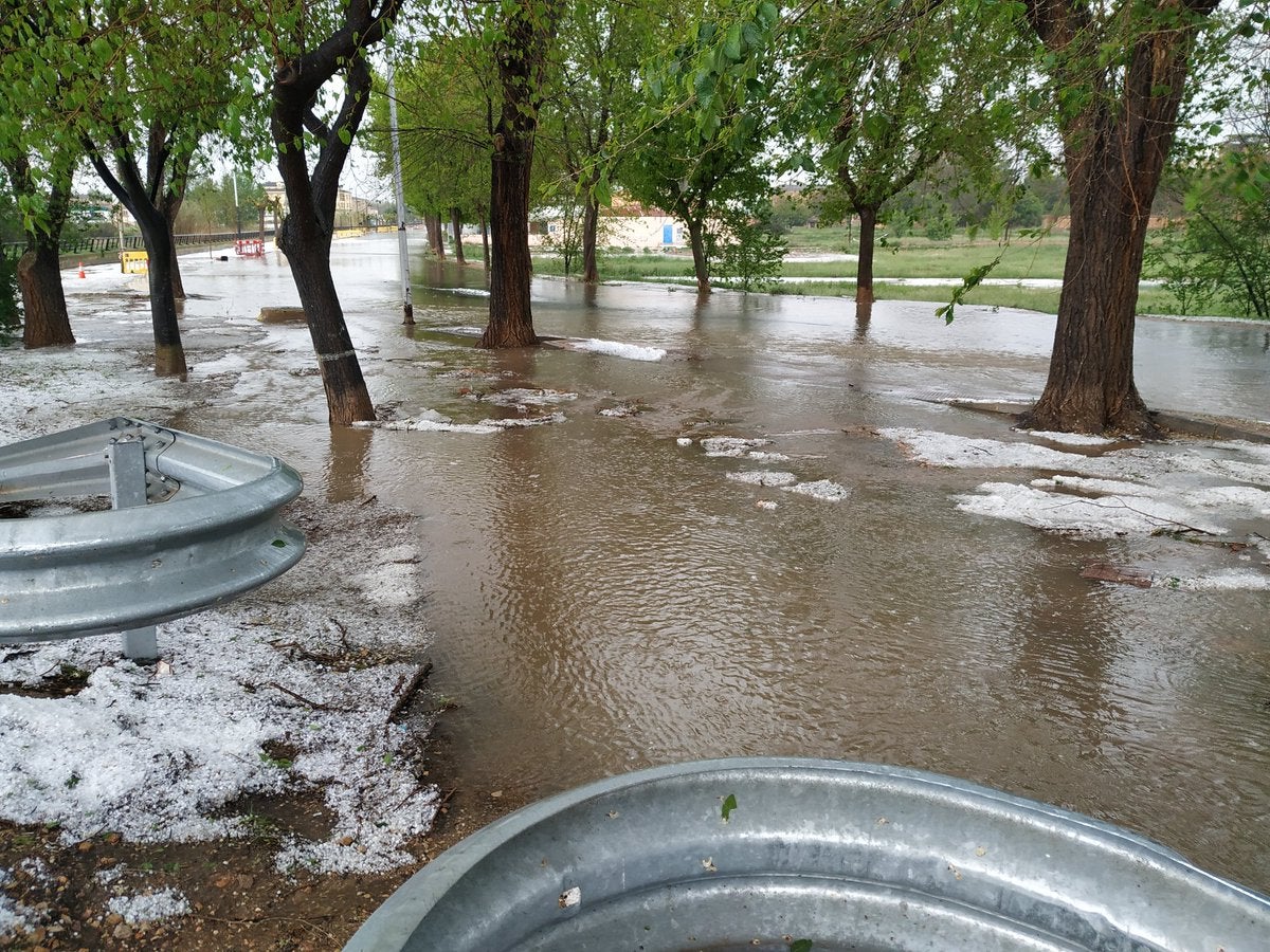 La pluja ha deixat registres importants a localitats com Utiel i Requena. / @STORM CHASERS SPAIN