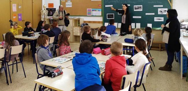 Les llistes provisionals d'admesos estan penjades als taulers dels centres educatius i les famílies que van realitzar el procés de manera telemàtica també rebran els resultats per correu electrònic. / Imatge d'arxiu.