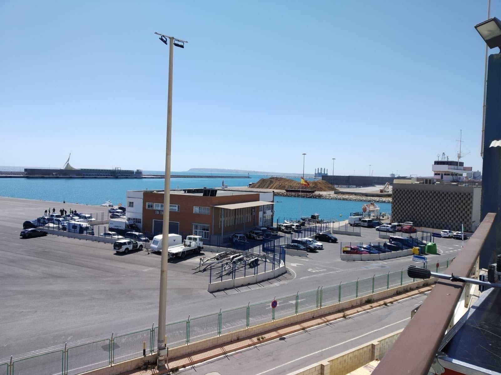 Els agents del lloc fronterer del port d'Alacant estaven realitzant un punt d'identificació en el vial d'accés a la zona d'embarcament del ferri amb destinació a Algèria divendres passat, quan van fer l'alto a un vehicle l'ocupant del qual pretenia eixir del país. / EUROPA PRESS