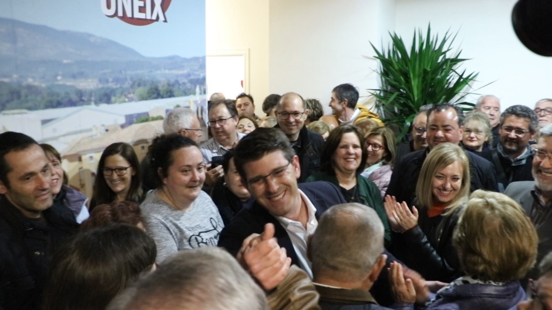 Rodríguez va agraïr el suport rebut en la inauguració de la nova seu, a la qual van assistir alcaldes i candidats de la comarca; representants d'associacions, i entitats locals i comarcals, entre d'altres. / LAVALL