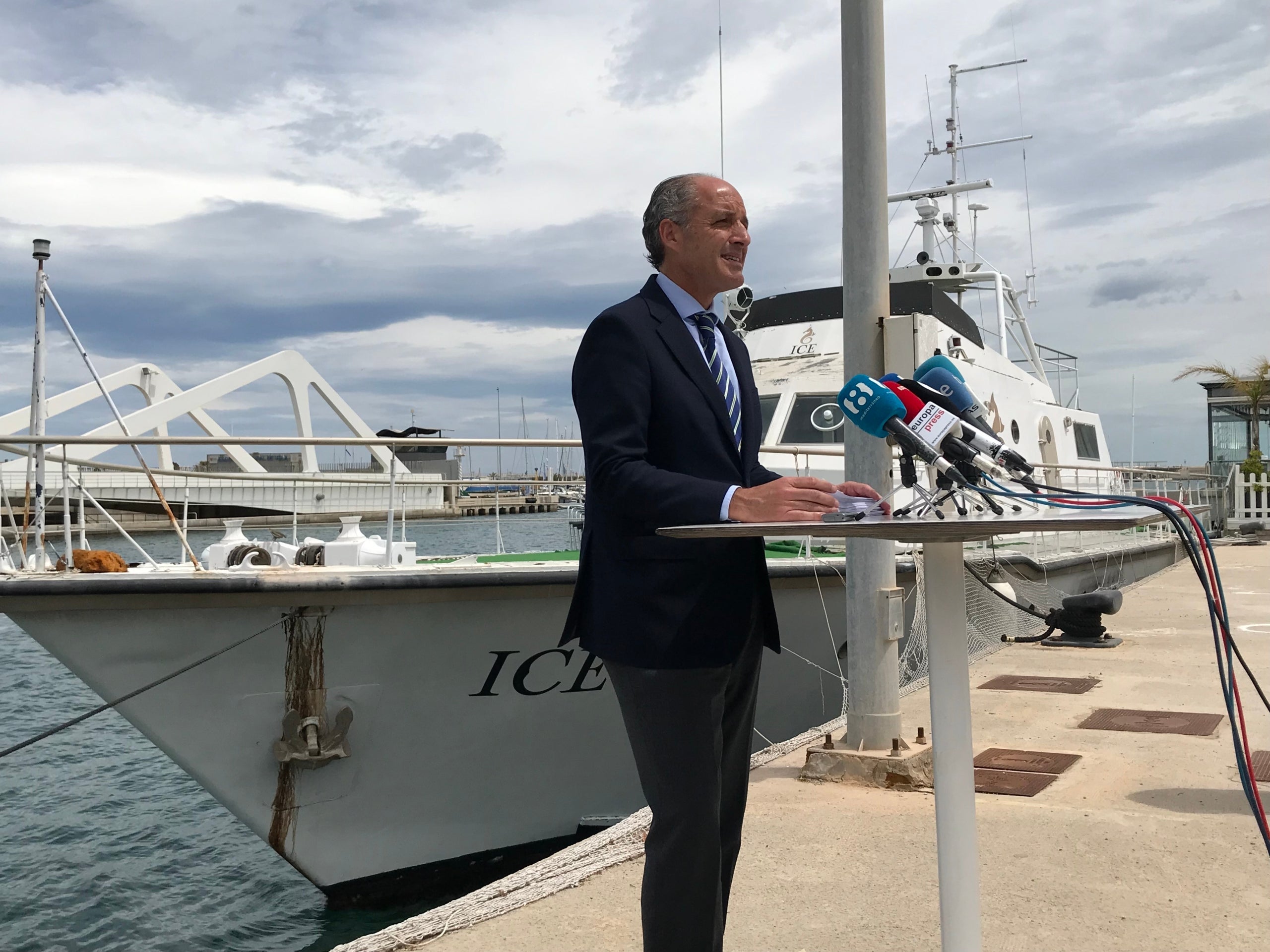 Francisco Camps va convocar una roda de premsa en plena dàrsena del port de València, amb el canal d'entrada a la seua esquena, per a defensar les inversions fetes durant el seu mandat per al circuit urbà. / EUROPA PRESS