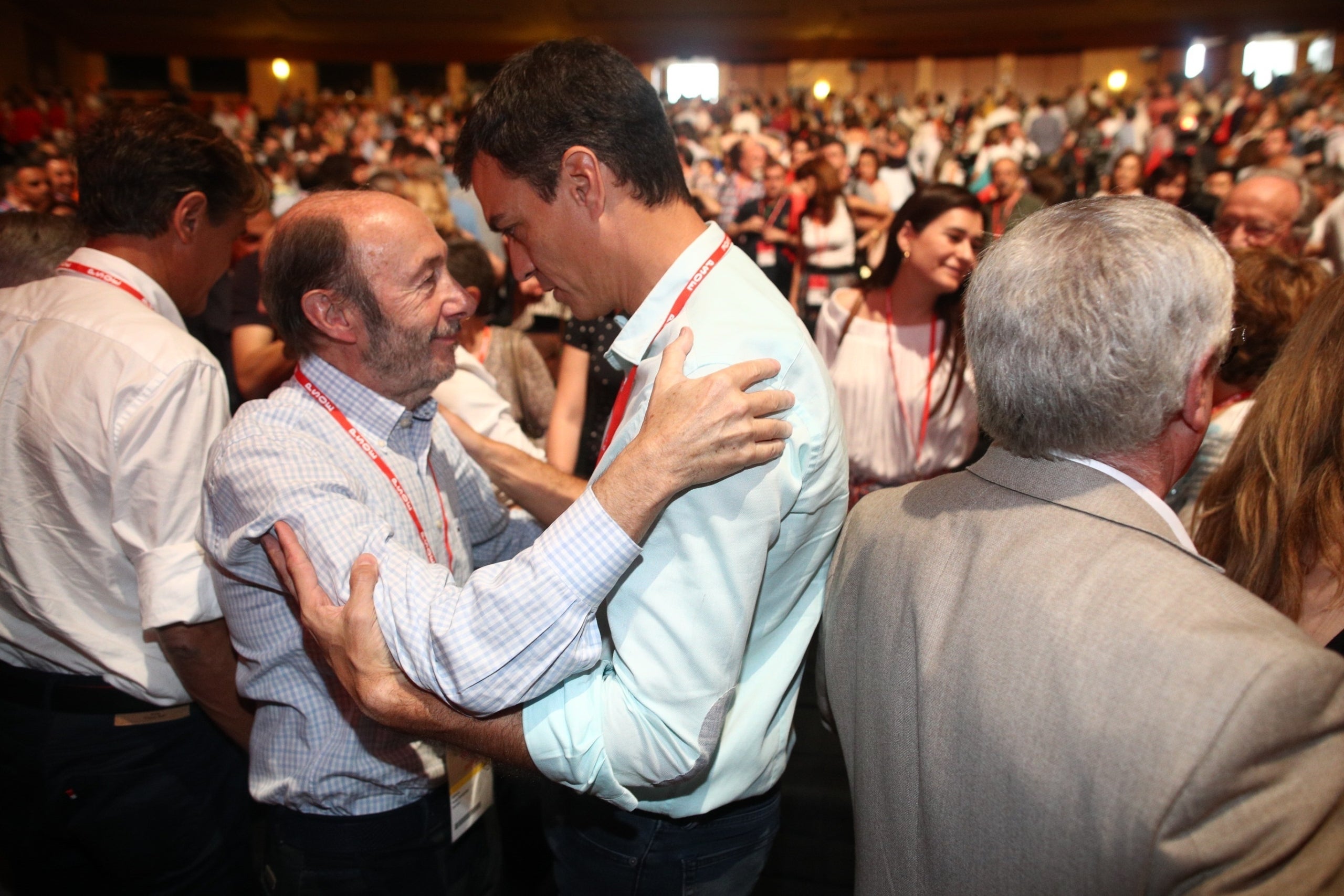 L'exdirigent del PSOE, Alfredo Pérez Rubalcaba, i el president del govern espanyol, Pedro Sánchez, en un congrés socialista del 2017. / EUROPA PRESS