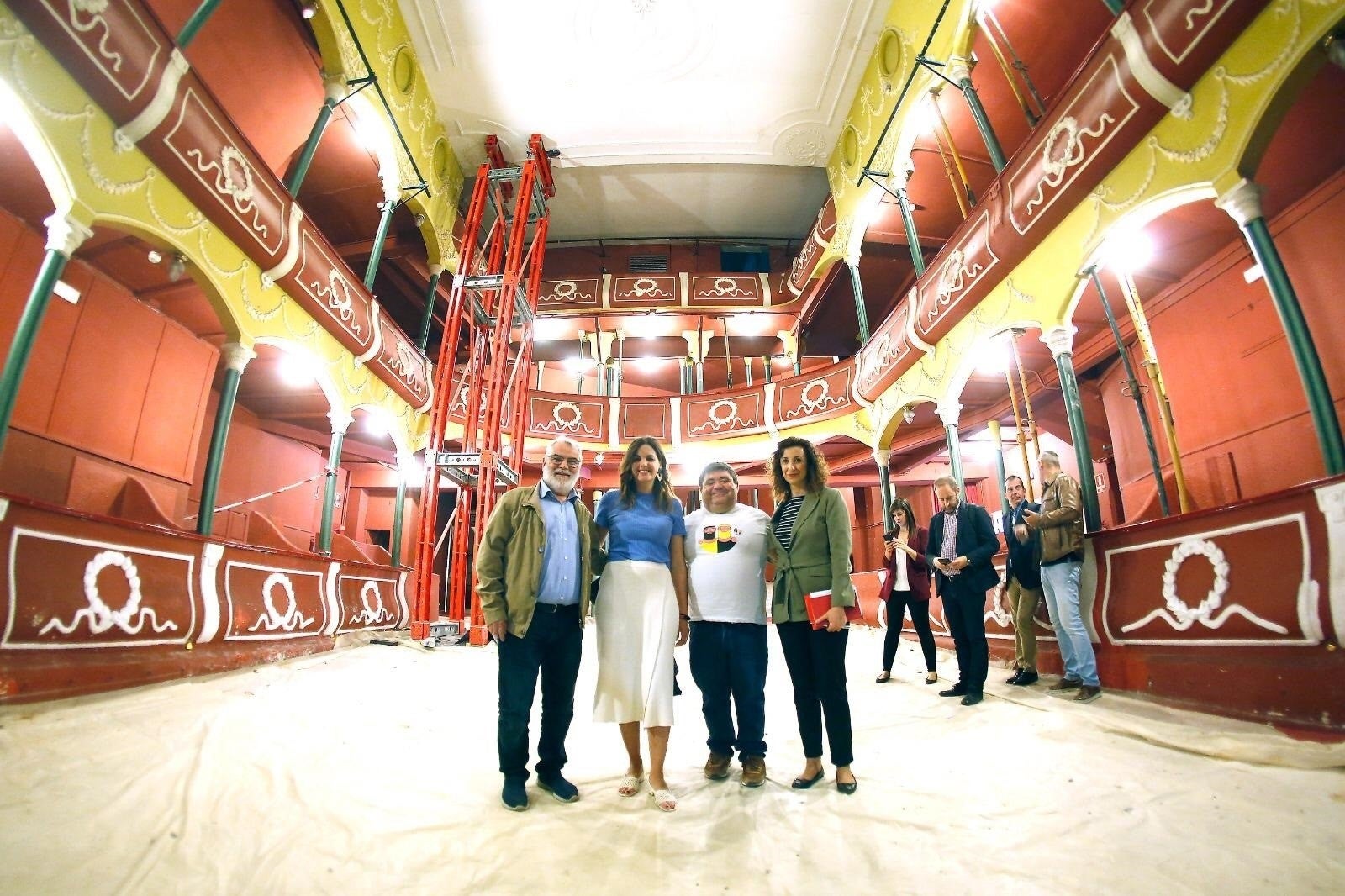 Gómez usarà subvencions de la Diputació, de la Generalitat i de l'Estat per a recuperar l'edifici, que està declarat 'inservible' per a acollir espectacles. / PSPV