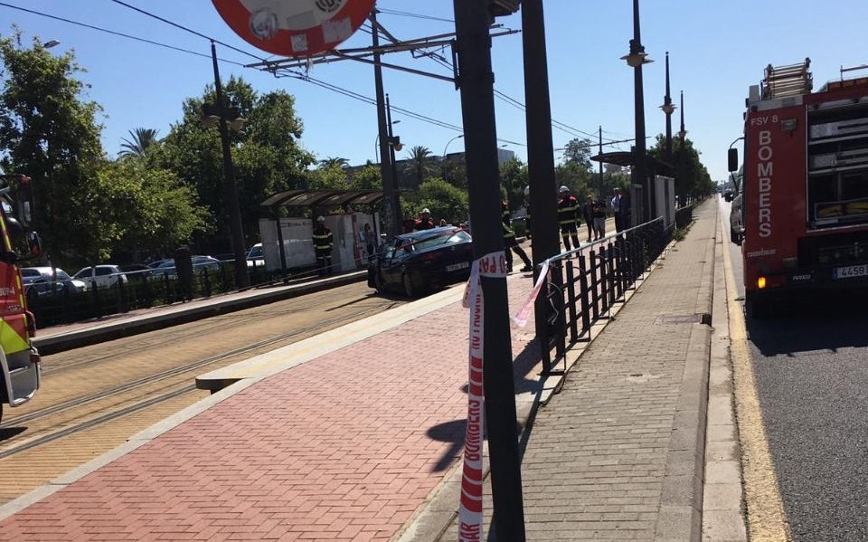Fins a la zona s'han desplaçat els bombers, la Policia Local i serveis mèdics. / DIARI LA VEU