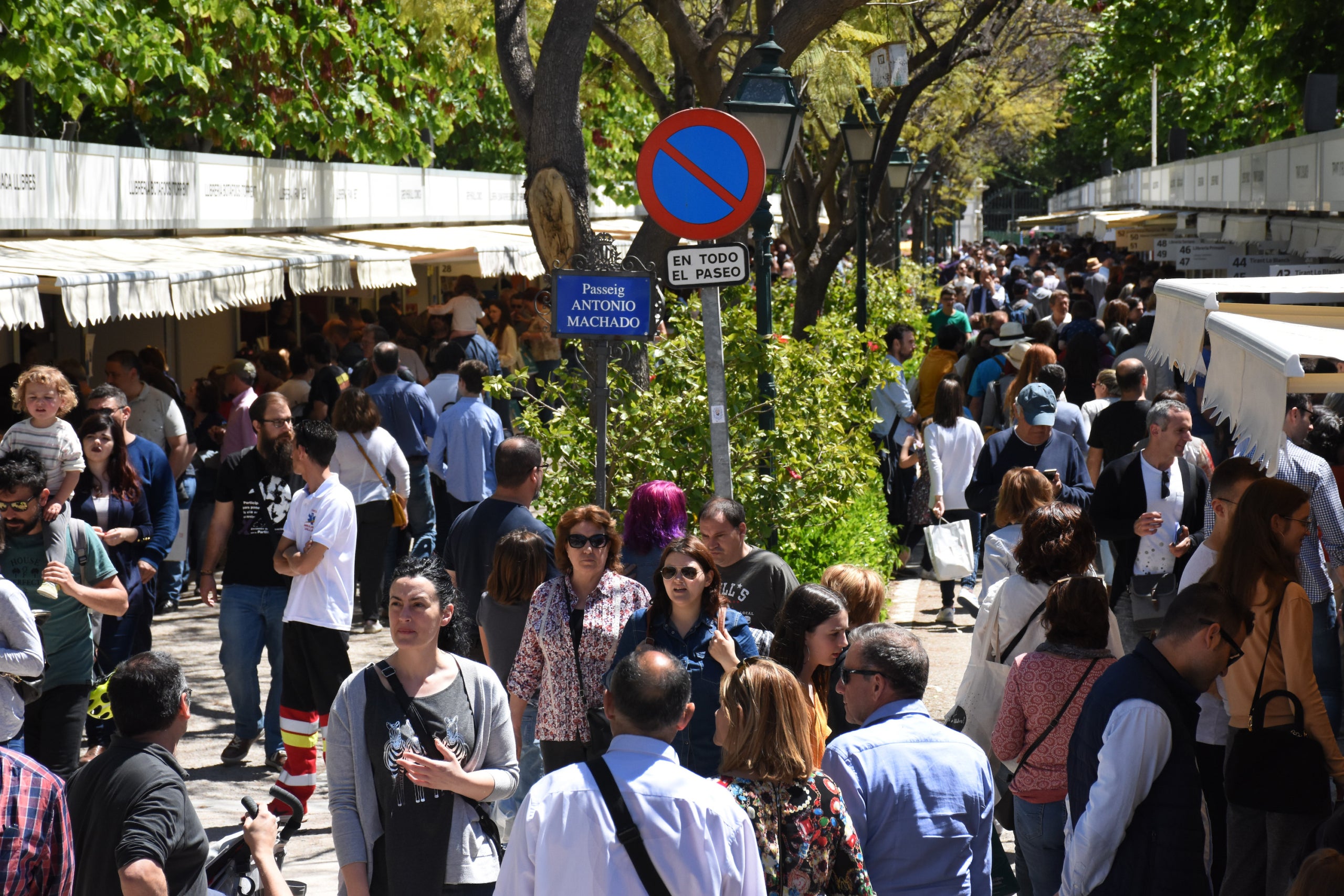 El certamen ha registrat unes vendes estimades d'1.100.000 euros, un 10% més que el 2018, com a conseqüència de la presència d'un dia festiu més en el calendari firal i de l'increment de les activitats. / GARCÍA POVEDA, FIRA DEL LLIBRE