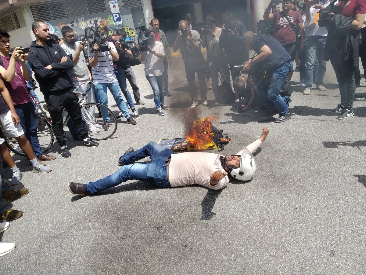 Els 'riders' de Glovo van protestar dilluns a les portes de l'oficina de l'empresa a Barcelona. / TWITTER RIDERSXDERECHOS