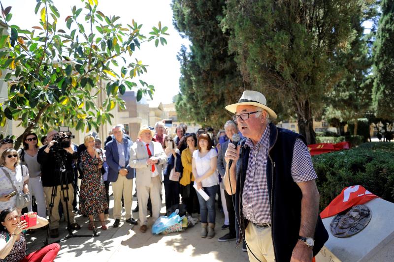 Richard Blair, fill de l'escriptor britànic George Orwell, ha intervingut en l'homenatge al brigadista internacional Bob Smillie celebrat aquest dimarts al Cementeri General de València. / EFE