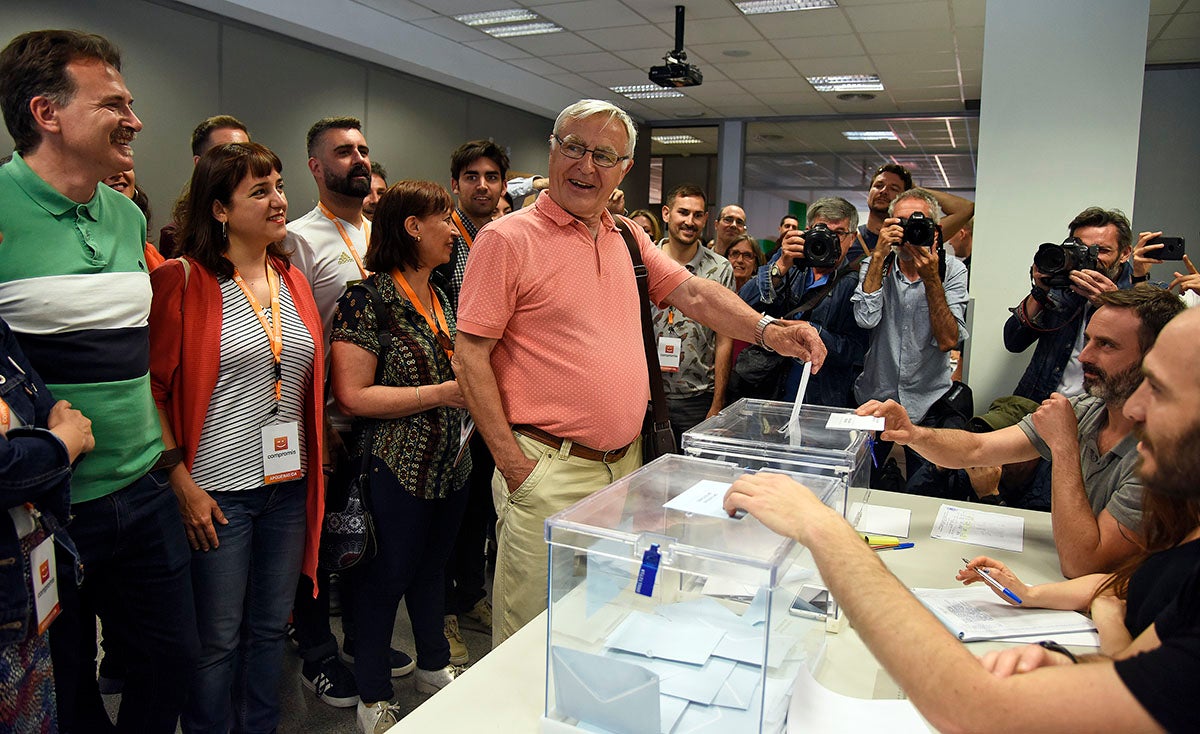 Ribó ha votat tard aquest diumenge perquè va arribar a les quatre de la matinada de Sevilla, on anit el València va guanyar la Copa del Rei. / DANIEL GARCÍA-SALA