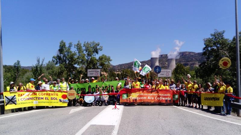 Tanquem Cofrents considera 'obscé' que el govern espanyol 'haja posat els beneficis de les empreses nuclears per damunt de la salut i la seguretat de la ciutadania'. / TANQUEM COFRENTS