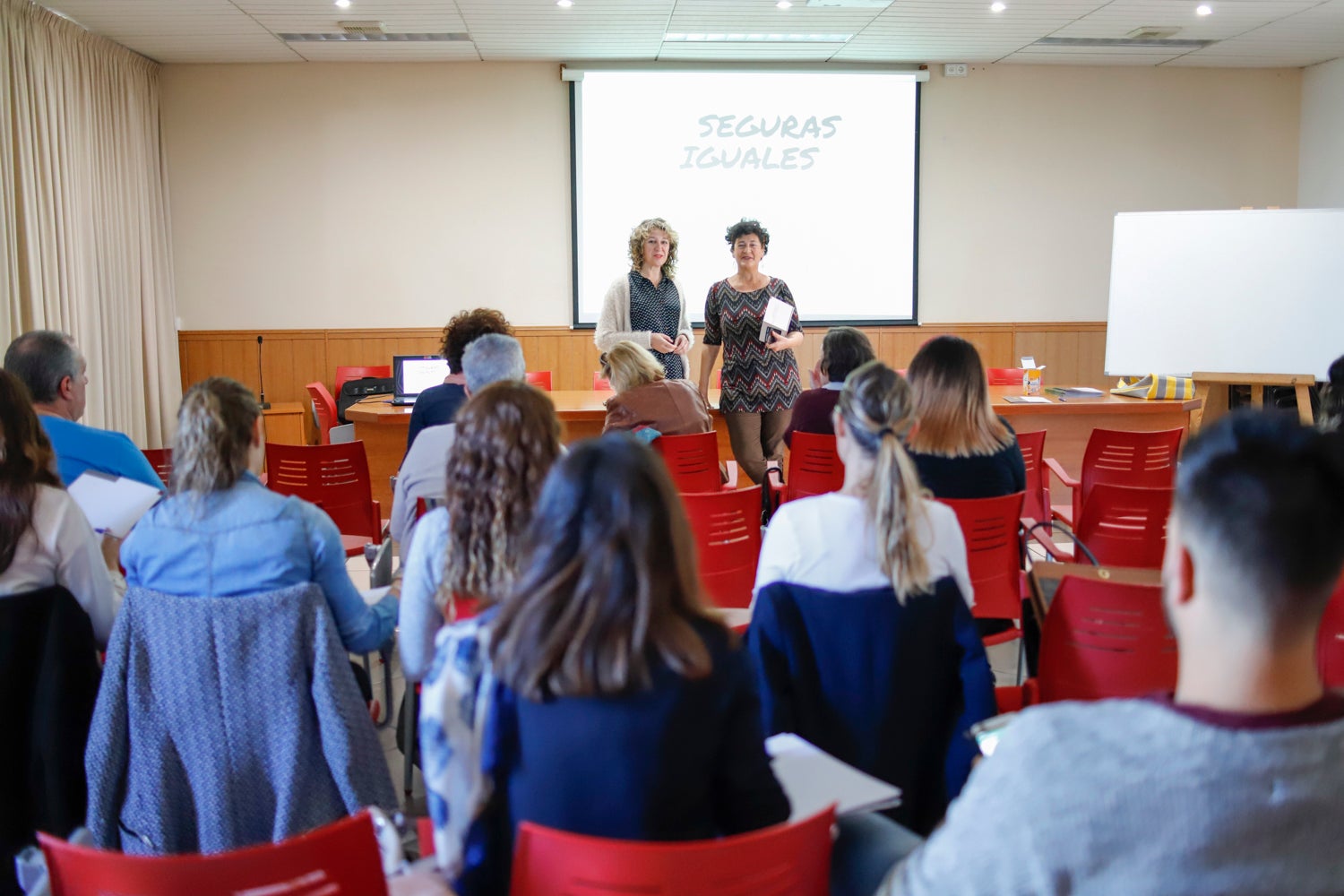 Les juristes i expertes en igualtat Ana Julián i Elisa Iniesta s'encarreguen de la formació, que conclou amb la constitució d'una mesa local i la redacció d'un protocol d'actuació municipal. / EQUALITY MOMENTUM