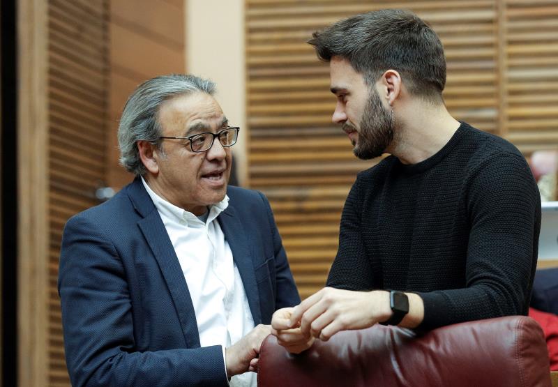 Sobre la nova Mesa de les Corts, Manolo Mata ha assegurat que la seua composició tindrà majoria del Botànic, igual que l'anterior legislatura. Imatge d'arxiu amb Mata i Fran Ferri. / EFE