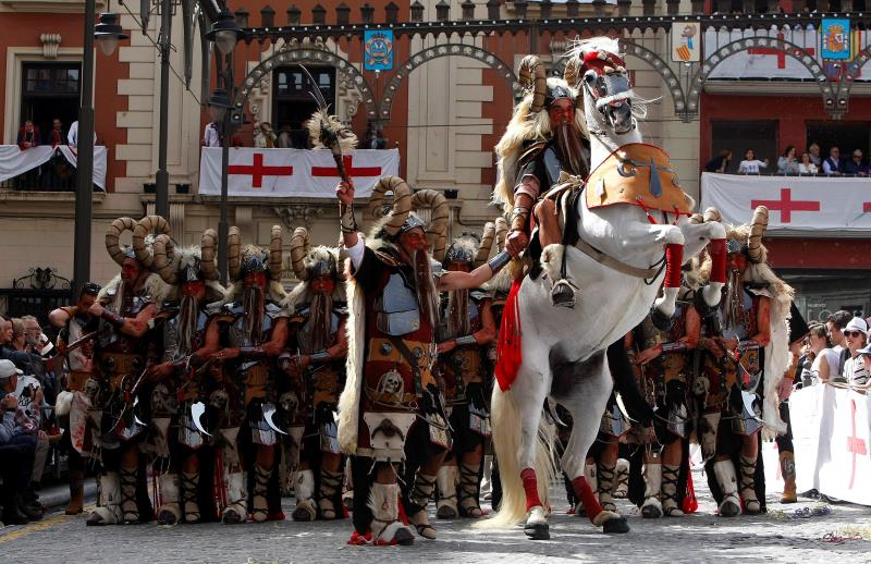 Malgrat l'afluència de visitants en l'obertura de les festes, serà aquest dissabte, 4 de maig, quan Alcoi reba el major nombre de persones. / EFE