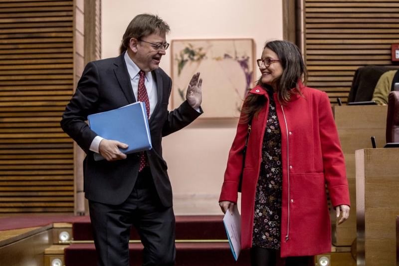 Ximo Puig i Mónica Oltra, en una imatge d'arxiu abans de començar el plenari de les Corts. / EFE