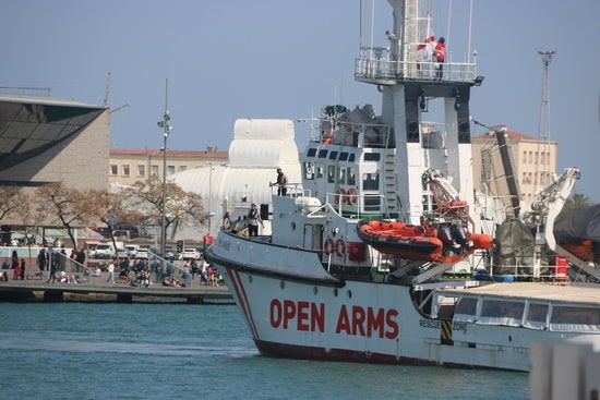 L'Open Arms va rebre el permís per a eixir cap a les costes gregues el 17 d'abril, però amb la condició de no desviar-se del camí i entrar a la regió de cerca i rescat del Mediterrani central. / MIQUEL CODOLAR