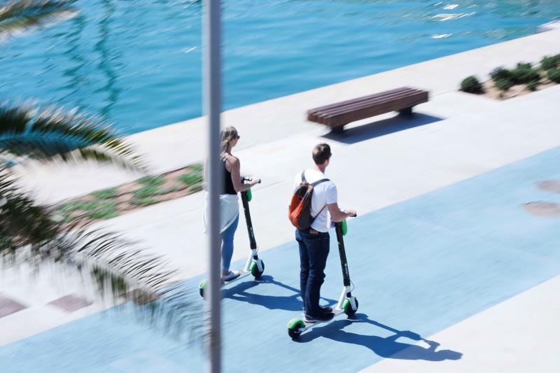 El succés ha tingut lloc vora les 11.20 hores al carrer Campoamor de València per causes que encara es desconeixen. Imatge d'arxiu de dos patinets a València. / EFE