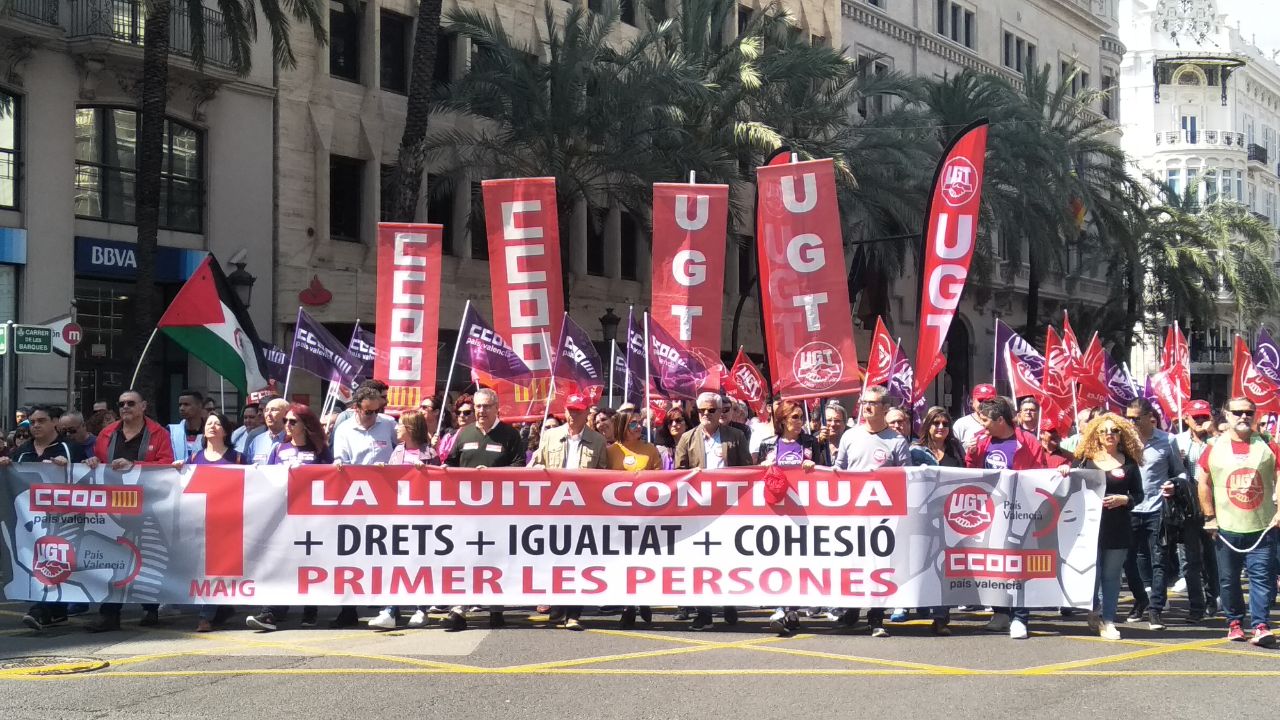 Capçalera de la manifestació convocada per CCOO-PV i UGT-PV a València. / A.B.