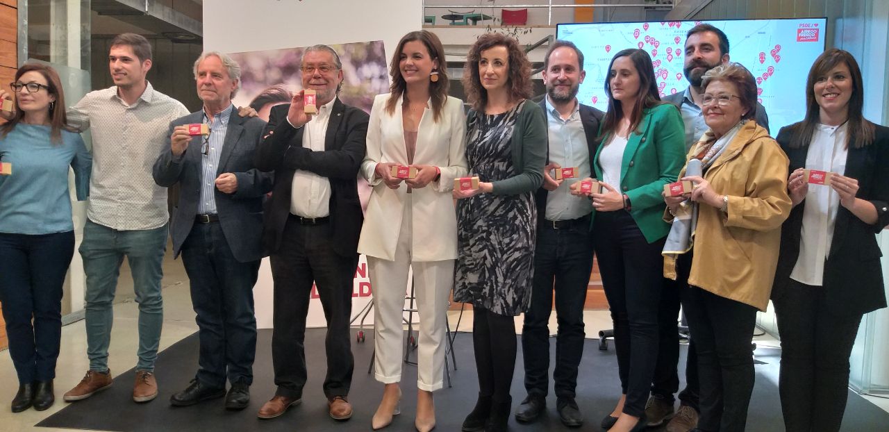 La candidata socialista a l'Alcaldia de València, Sandra Gómez, ha presentat aquest dimarts al centre Filmac el programa electoral del PSPV acompanyada per part del seu equip. / DLV