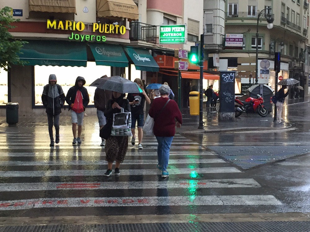 La pluja, que podrà anar acompanyada de graníssol, ha arribat aquesta vesprada a la ciutat de València. / DLV