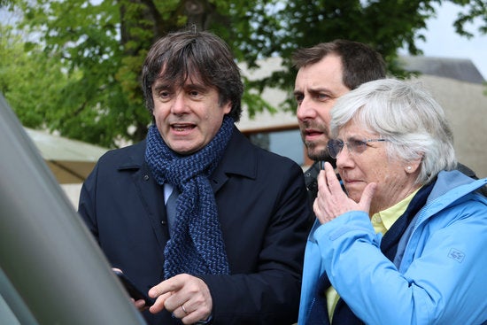 Els candidats de Lliures per Europa (Junts) Carles Puigdemont, Toni Comín i Clara Ponsatí, en una fotografia presa aquest dimecres. / BLANCA BLAY, ACN