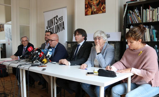 Puigdemont, Comín i Ponsatí, amb els substituts provisionals a la llista de Junts a les europees Boye, Trias i Talegón, en una roda de premsa a Brussel·les aquest dissabte. / BLANCA BLAY, ACN