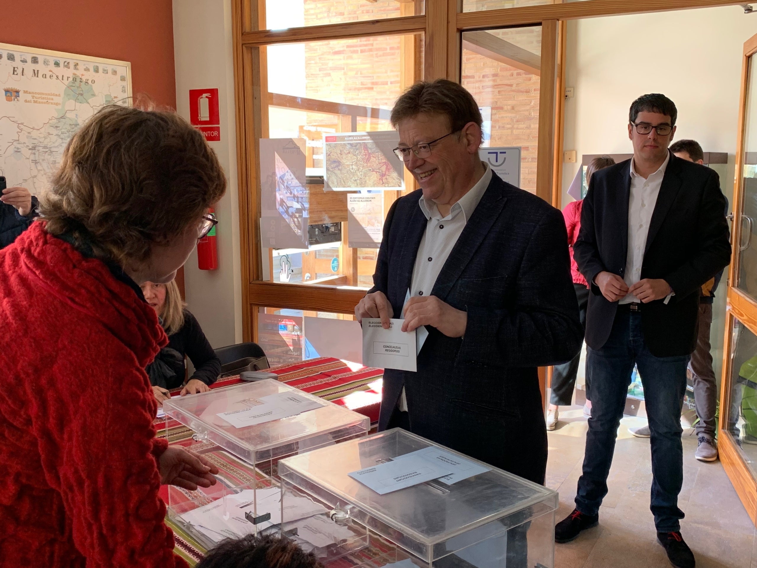 El president de la Generalitat ha votat a l'Oficina de Turisme de Morella al voltant de les 10 hores d'aquest diumenge. / EUROPA PRESS