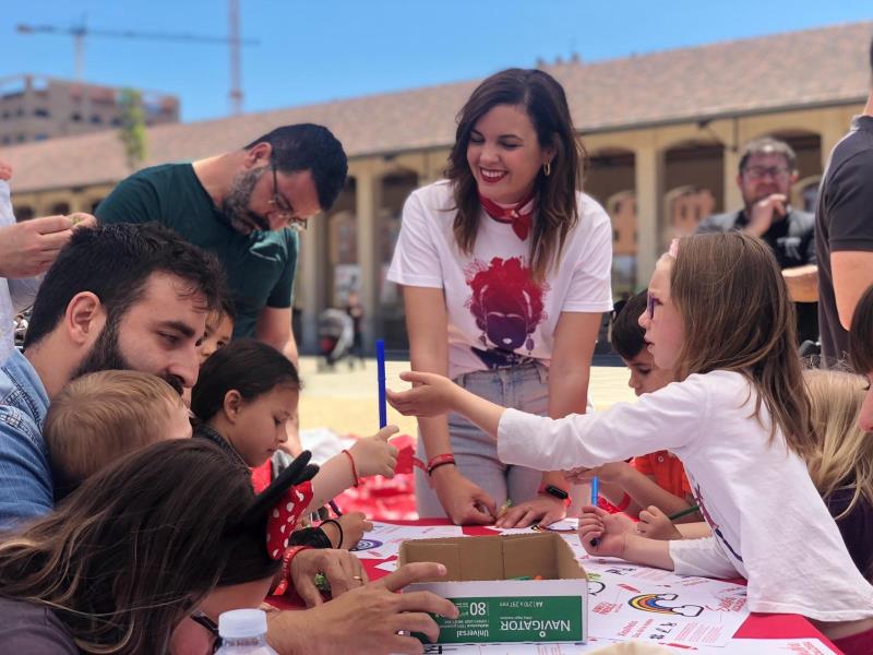 Gómez, que ha assistit a una 'xiquifesta' al Parc Central organitzada pel PSPV amb motiu del Dia de la Mare, ha concretat que aquesta iniciativa beneficiarà 40.000 xiquets d'entre 6 i 12 anys. / EFE