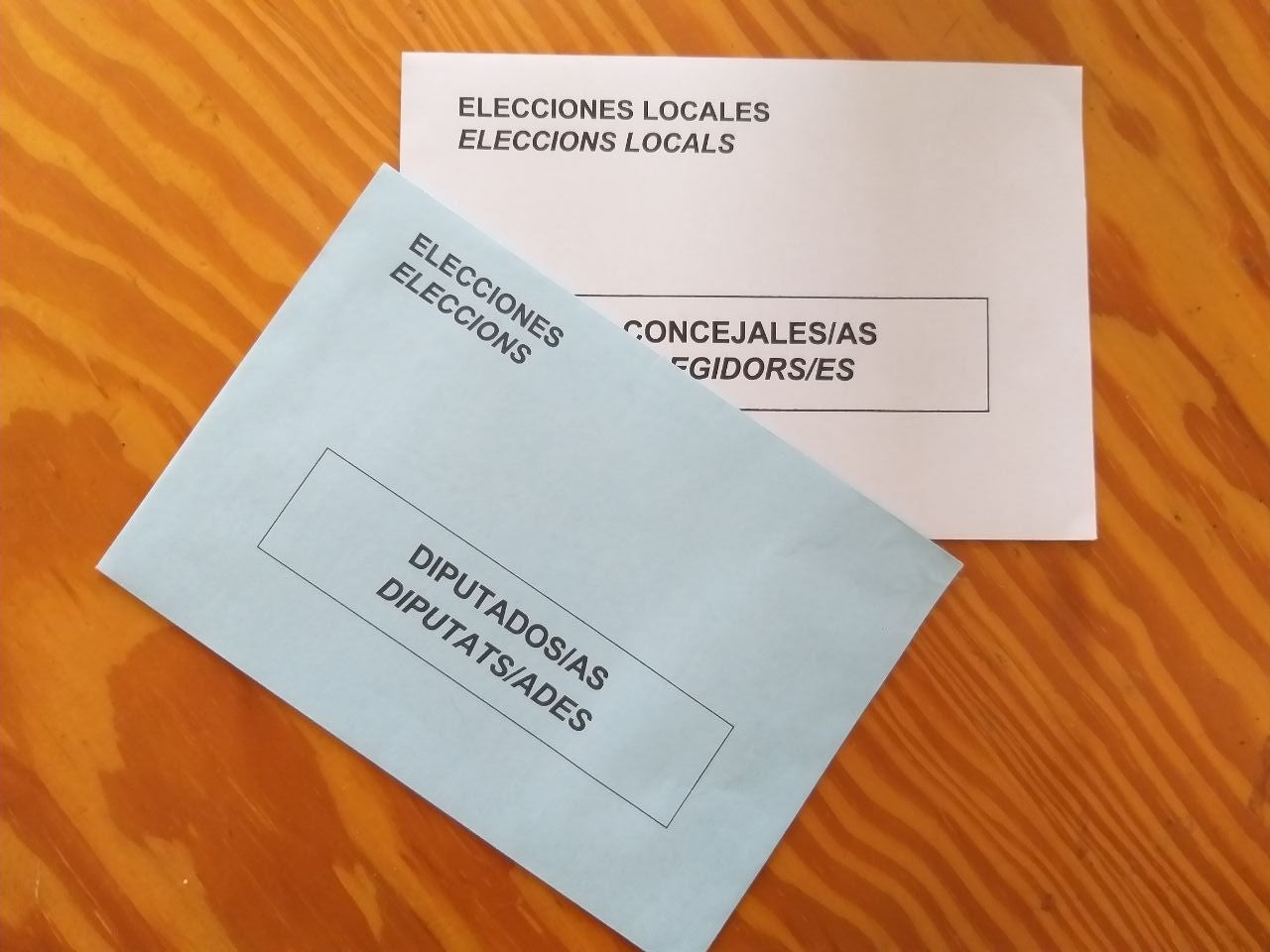 Aquest diumenge hi haurà dues urnes als col·legis electorals: una per a les eleccions europees, els sobres i paperetes de les quals seran de color blau clar, i una altra per a les eleccions municipals, amb sobres i paperetes de color blanc. / DLV