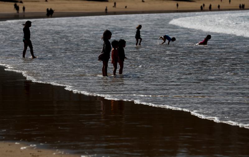 L'individu va alçar sospites entre els banyistes perquè havia realitzat fotografies a menors d'edat. / Imatge d'arxiu, EFE