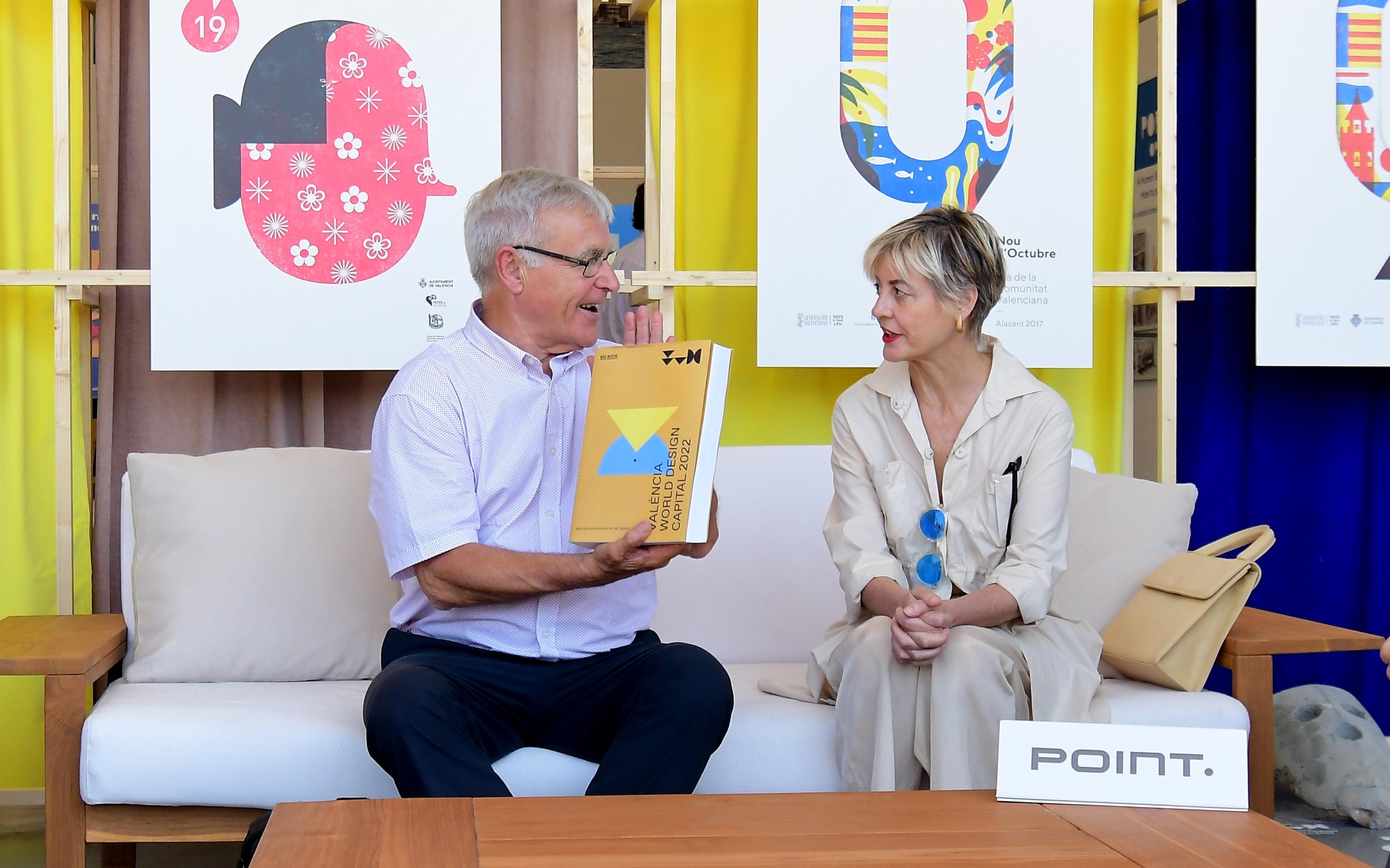 Els promotors de la Placemaking Week Europe han lliurat a Ribó la memòria de la candidatura de València Capital del Disseny 2022. / PREMSA AJUNTAMENT