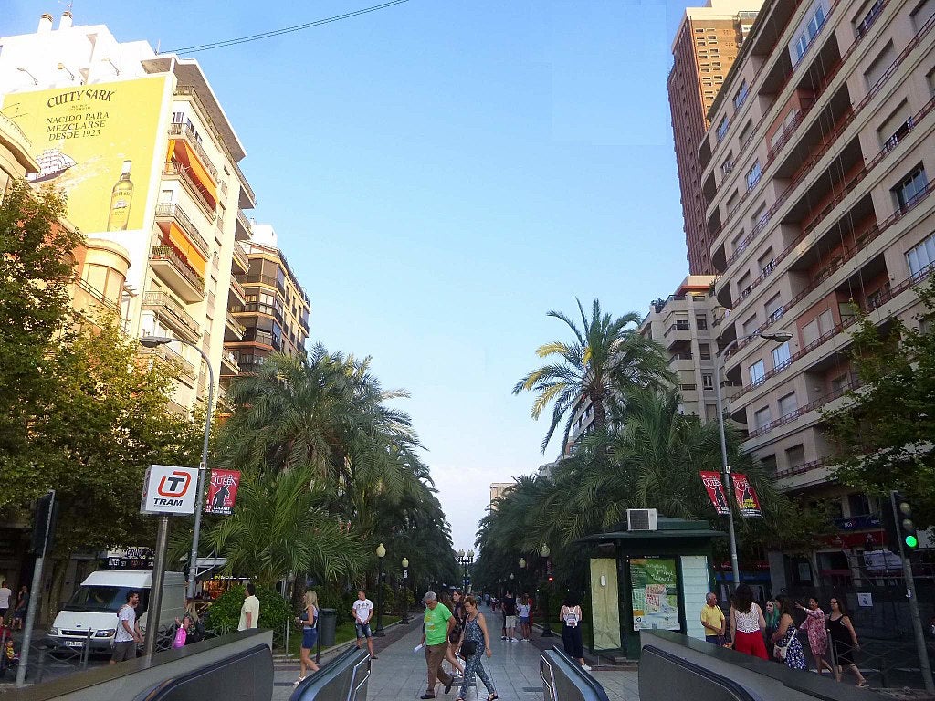 TRAM d'Alacant ha obert un nou 'punt del client' a l'estació d'Estels on es poden realitzar consultes sobre horaris, tarifes, itineraris o qüestions relacionades amb el servei de transport. / ZARATEMAN