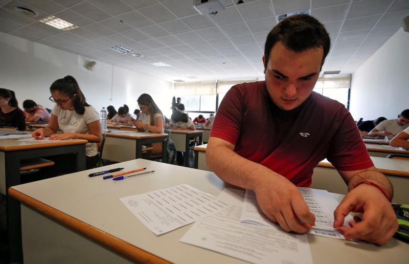 Alumnes fent la selectivitat en una imatge d'arxiu