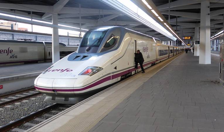 La compra es pot fer tant en la web com en les taquilles, agències o per venda telefònica. / RENFE