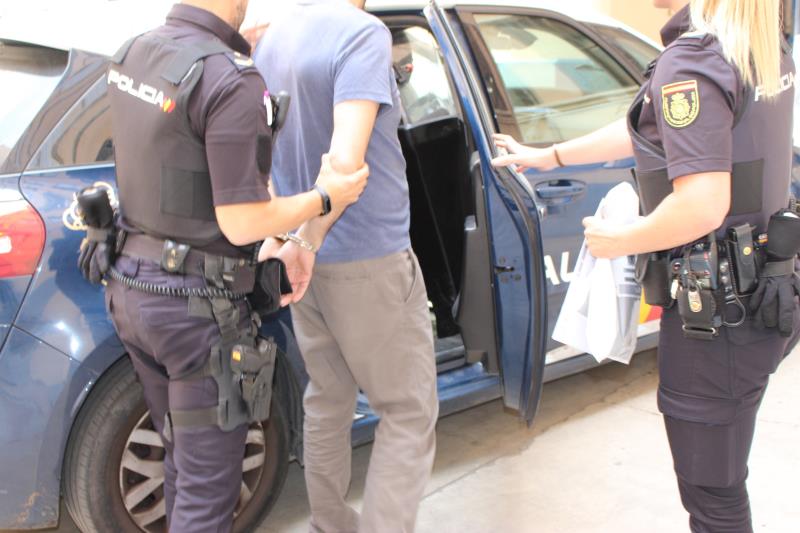 La Policia intenta determinar si aquest home és responsable de més agressions sexuals. / EFE