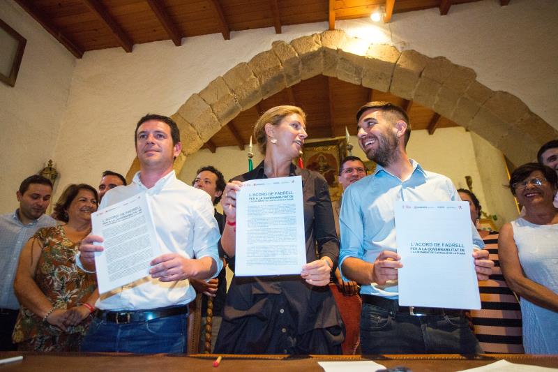 Els representants de PSPV, Compromís i UP-CSeM-EU  han signat l'acord a l'ermita de Sant Jaume de Fadrell. / EFE 