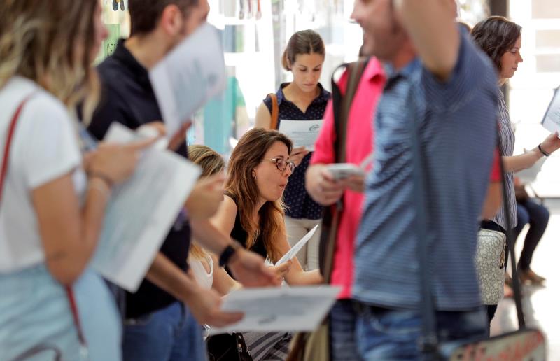 Diverses persones no han arribat a temps a l'inici de les proves a Alacant a causa d'una retenció a l'autovia d'Elx. / EFE