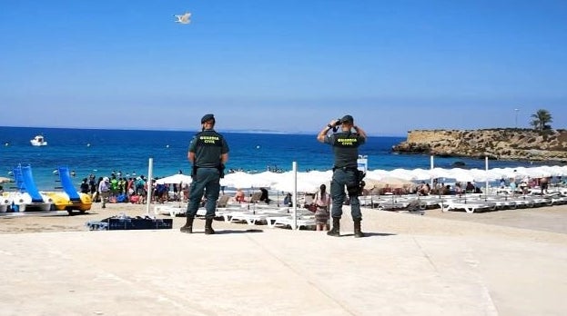 A l'illa viuen 56 persones, però durant l'estiu la seua població augmenta fins a les 5.000 persones. / GUÀRDIA CIVIL