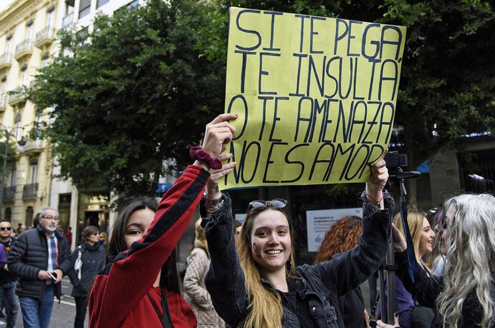 Després de relatar els fets, la víctima va demanar una ordre d'allunyament contra la seua parella i va ser traslladada a un hospital. / DANIEL GARCÍA-SALA