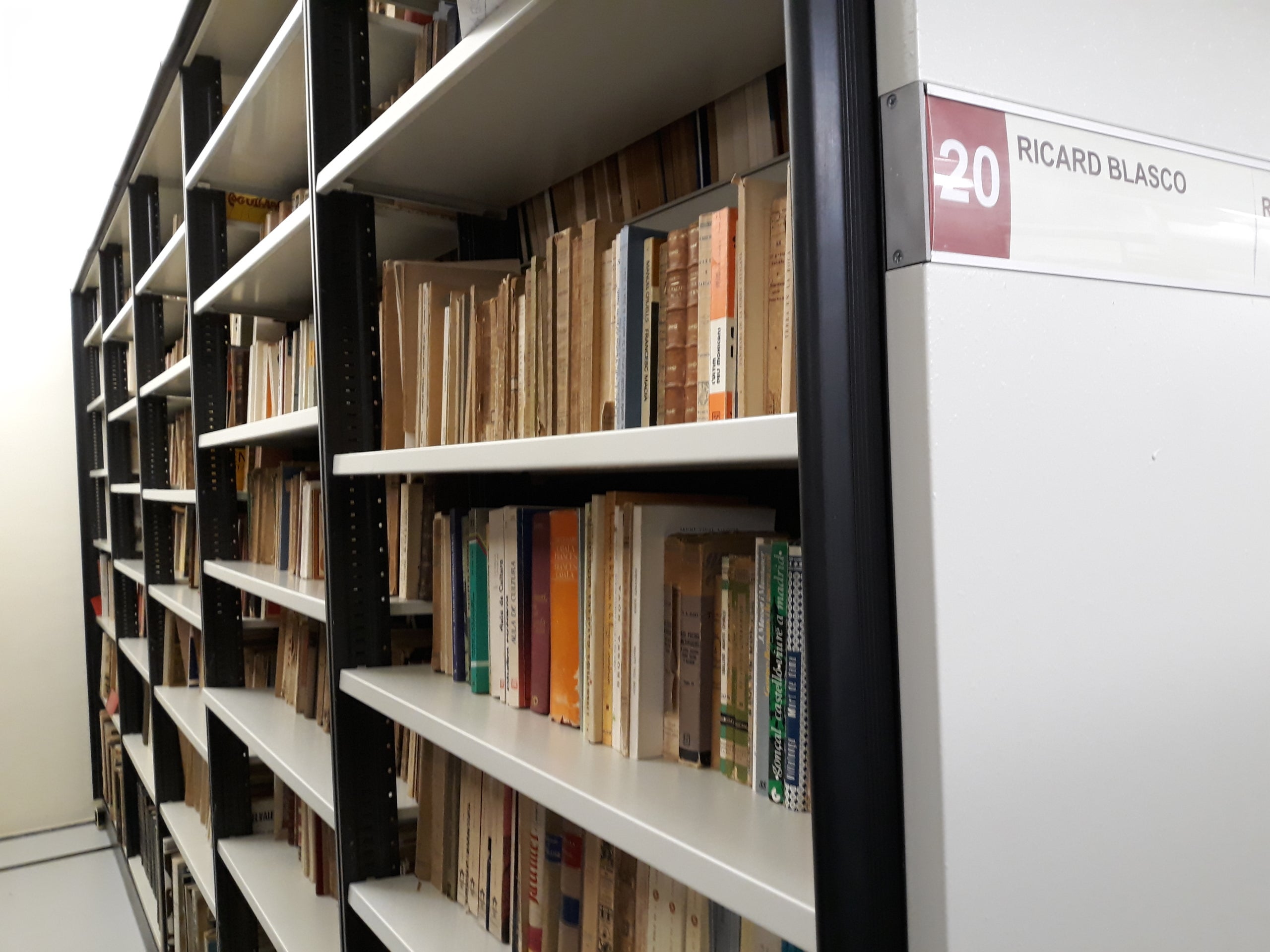 El llegat donat per la filla del director valencià compta amb més de 3.700 llibres, documents sobre pel·lícules i treballs de televisió, microfilms i discs. / GENERALITAT