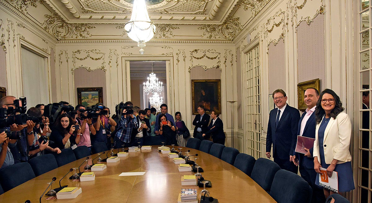 Si bé cada localitat té les seues particularitats, cal recordar que es va decidir abordar les negociacions com un conjunt que vinculara la Generalitat, les diputacions i les alcaldies. Fotografia de Puig, Dalmau i Oltra en la primera reunió a tres bandes després del 28 d'abril. / DANIEL GARCÍA-SALA